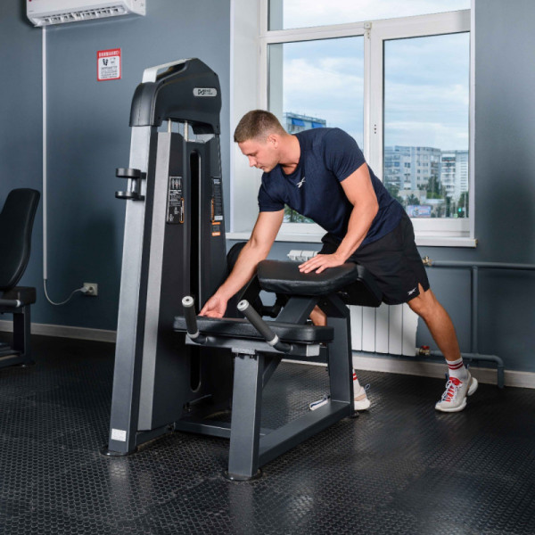 Сгибание ног лежа. DHZ U3001C-JZ (Стек 135 кг)